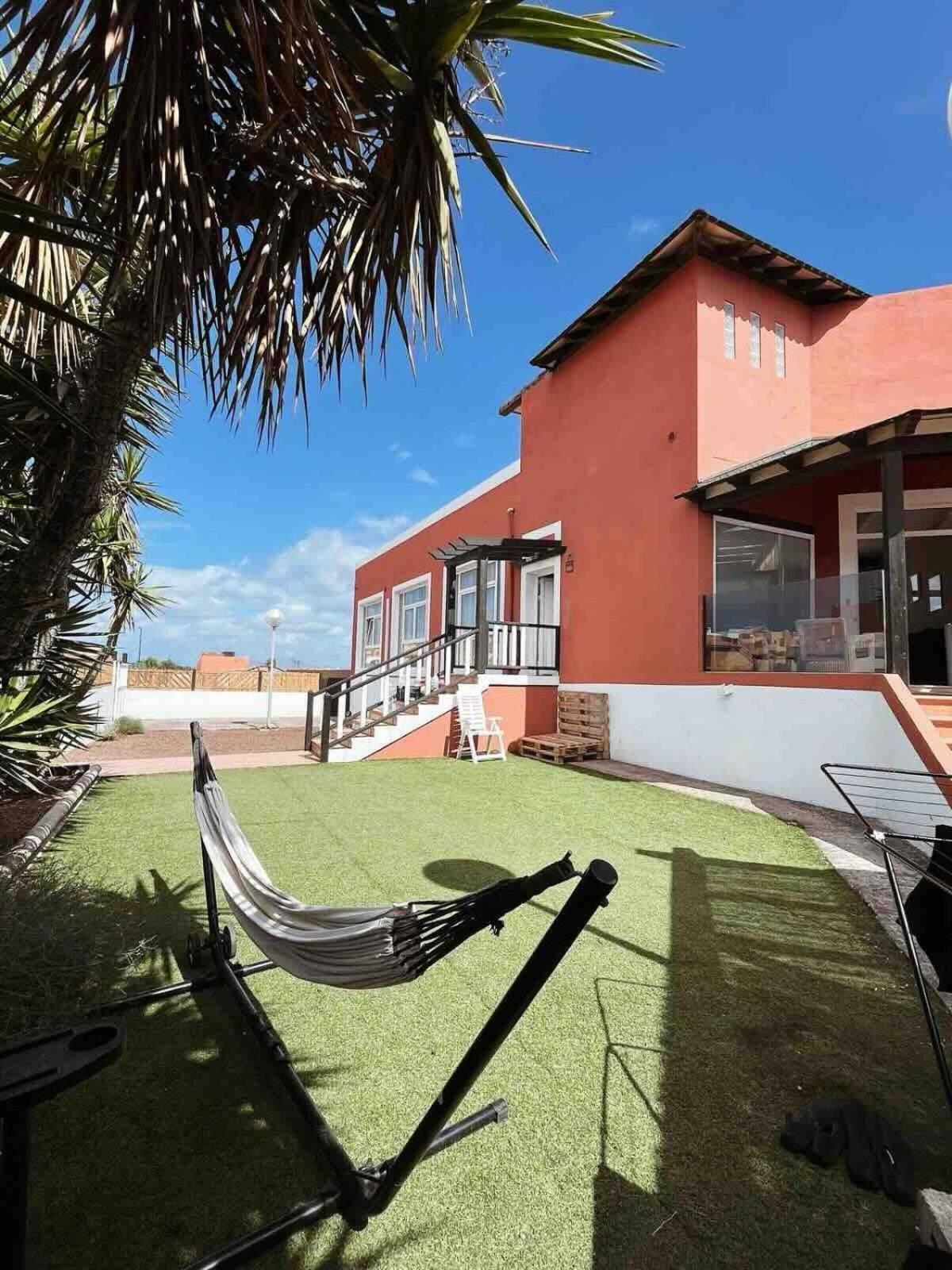 Gasthuis Banama Coliving & Coworking, Surf & Yoga - Casa Roja *